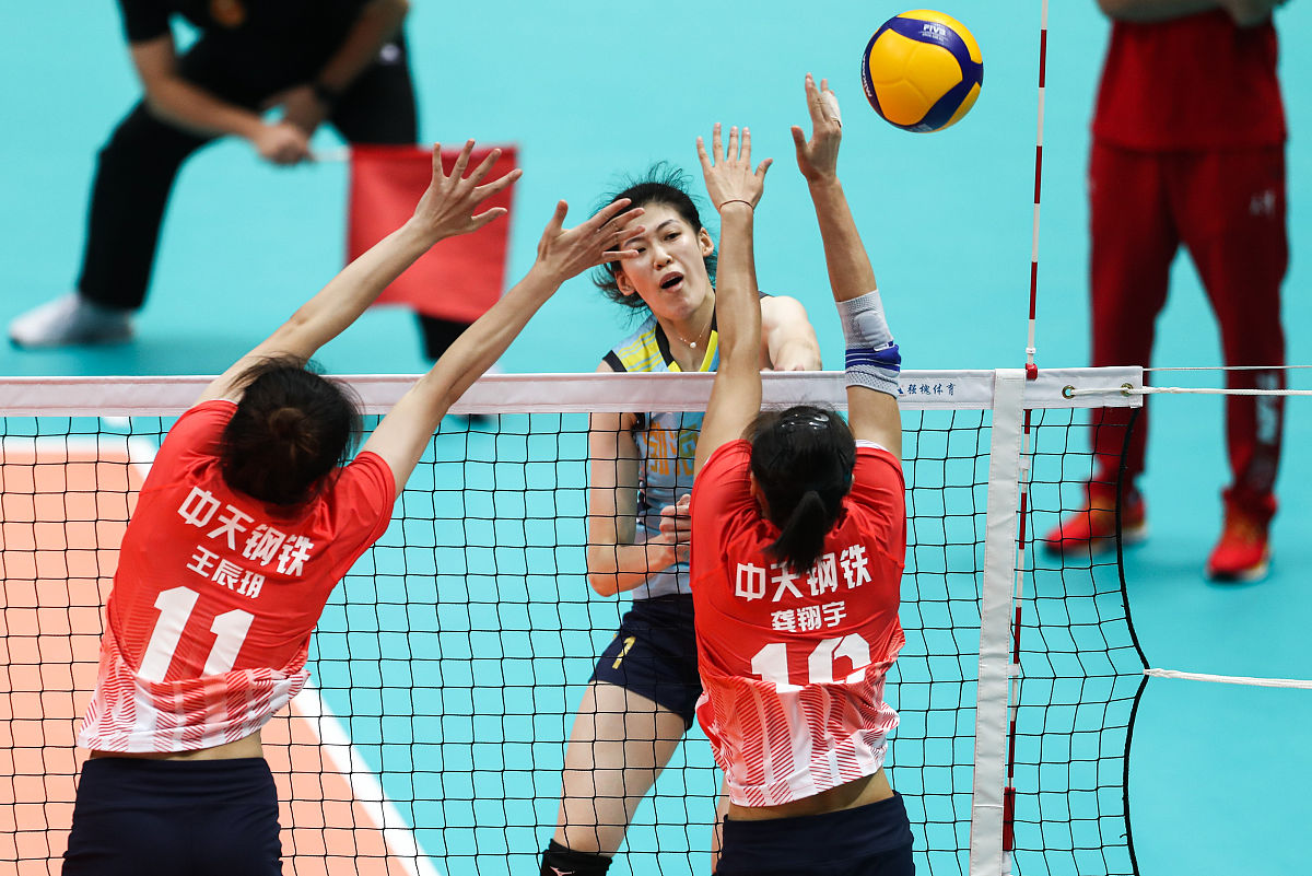 写一篇女排在输球后摸腋下哭的新闻报告