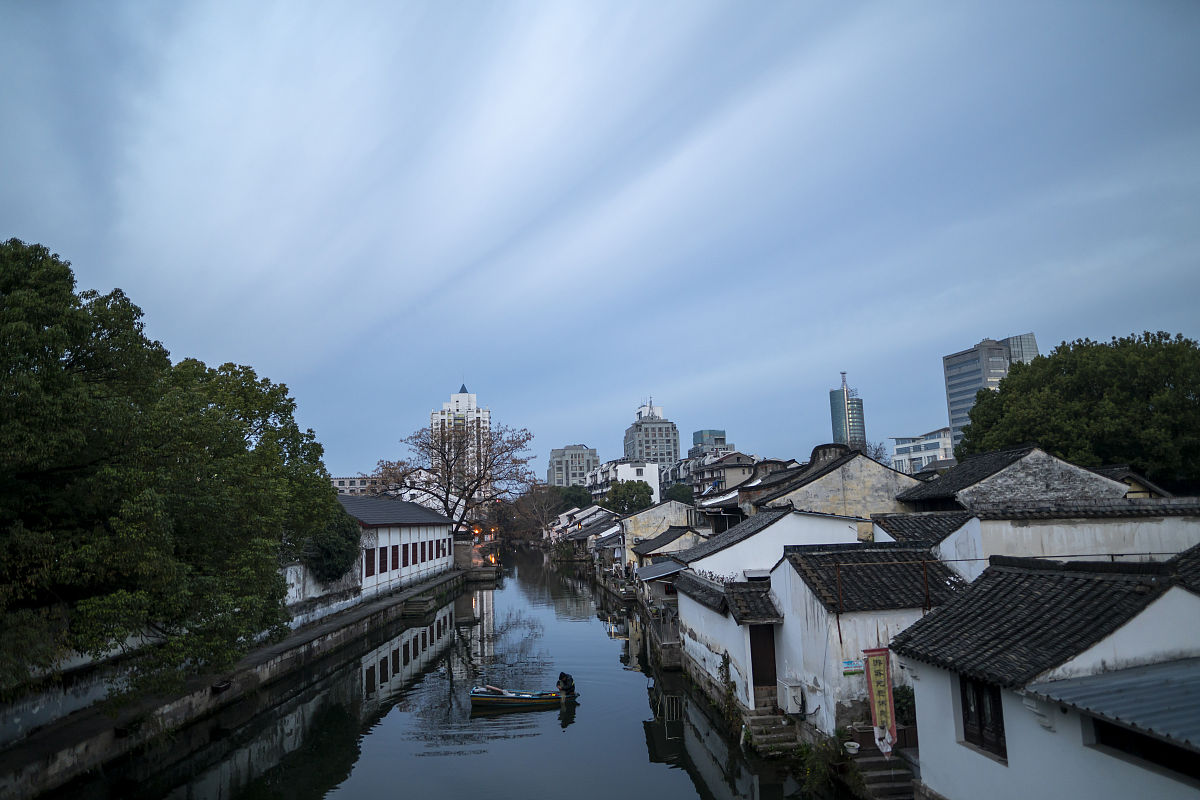 2021年2月22日,浙江绍兴,实拍水乡河沿风景,小船在河中,炊烟袅袅.