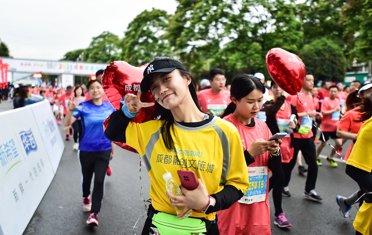 我想以2023成都双遗马拉松为主题对大学生青年志愿者协会会长做一期采访为了让大学生主动参与志愿活动拥有志愿服务精神请写出几个相关的问题和回答