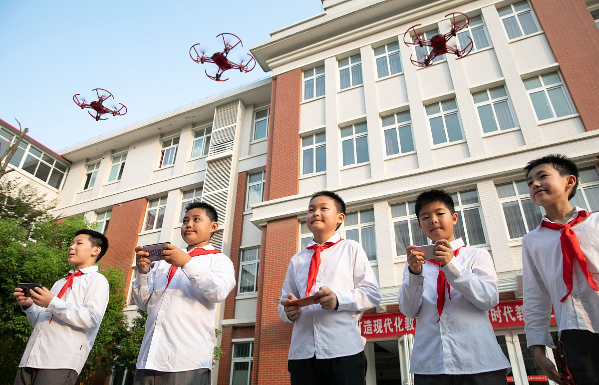 2021年9月9日,江苏省海安市城南实验小学的孩子们放学后在校园里练习