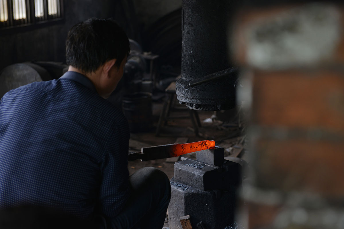 建筑工程指通过对各类房屋建筑及其附属设施的建造和与其配套的线路、管道、设备的安装活动所形成的工程实体其中房屋建筑指有顶盖、梁柱、墙壁、基础以及能够形成内部空间满足人们生产、居住、学习、公共活动需要的工程。在建筑工程施工过程中一般需要破碎机处理建筑石块垃圾或者破碎较大的石块在破碎机工作过程中会因碎石的飞溅与破碎机内壁撞击发出噪音噪音过大不仅会影响工人之间的声音交流而且工人长期在噪音环境中工作会损伤工