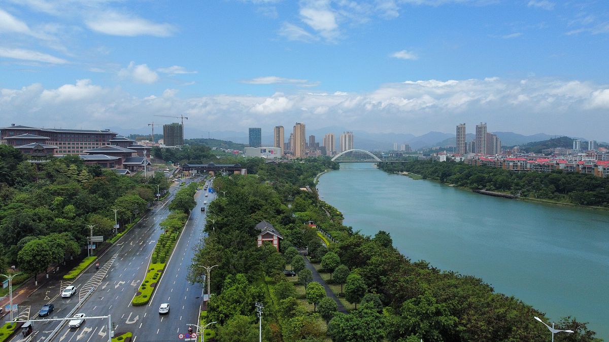 2021年6月14日,一场夏雨过后,广西百色绿意盎然,生态红城美景尽显.
