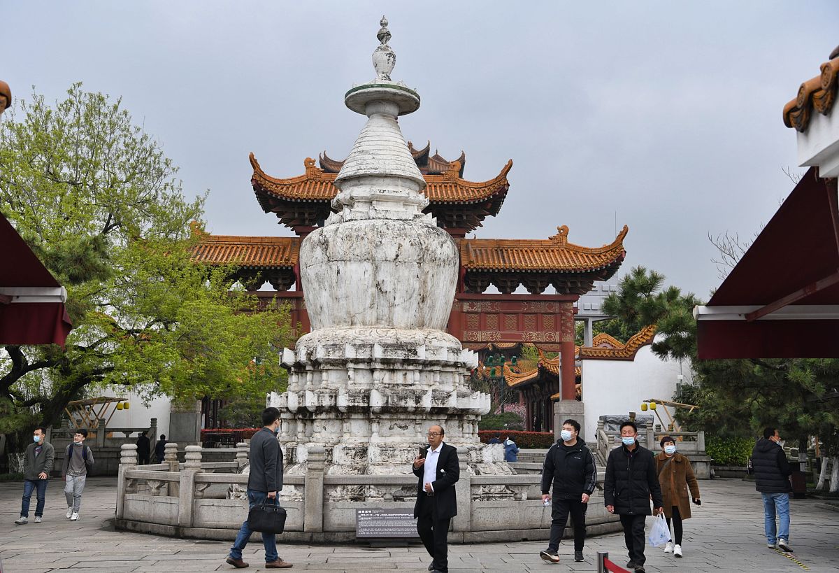 2021年3月11日,武汉,黄鹤楼公园,市民游客扫码预约入园赏玩.