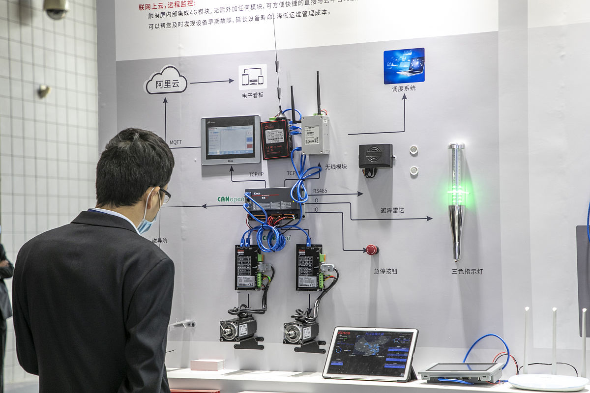 润色降重并扩写下面一段文字
微处理器的编程工作采用KeiltVision5来完成。在设备初始化后，装置会打开所有传感器，并且会不断采集相关数据，一旦发现数据异常，便会立即反馈给用户，并关闭煤气阀门。这种智能化的设计方案可以保障用户的生命财产安全，在一定程度上避免了煤气泄漏等意外事故的发生。