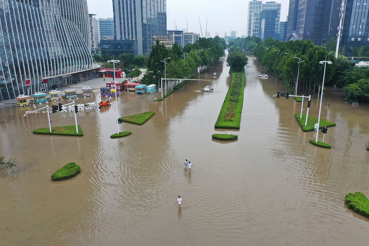 帮我通顺下列句子：随着大湾区高强度的开发上游山洪及区间来水导致城市内河漫溢造成洪灾城市中天然雨洪调蓄场所锐减地面硬化也使透水率大幅降低加之短历时强降雨频发造成地表短时的大量积水本地暴雨产流不能及时排出造成涝灾