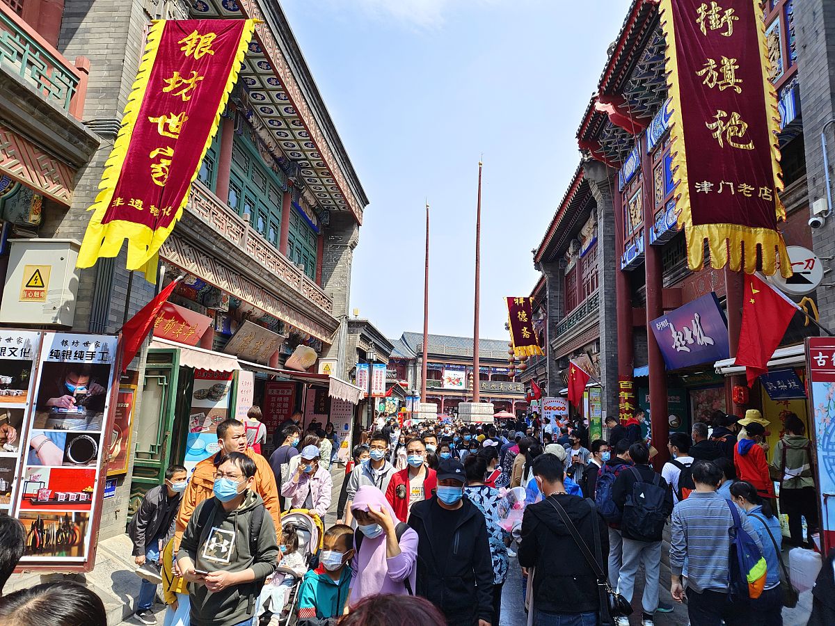 我要在4月30日下午2点至5月2日去天津旅游为期3天。4月30日晚住天津厚德酒店决定于5月1日凌晨前往东堤公园看日出5月1日晚住滨海机场附近决定于5月2日逛市区如五大街、意式风情街等。请你作为一名资深导游帮我制定一份详细的旅游计划包括时间、路线和用餐安排。