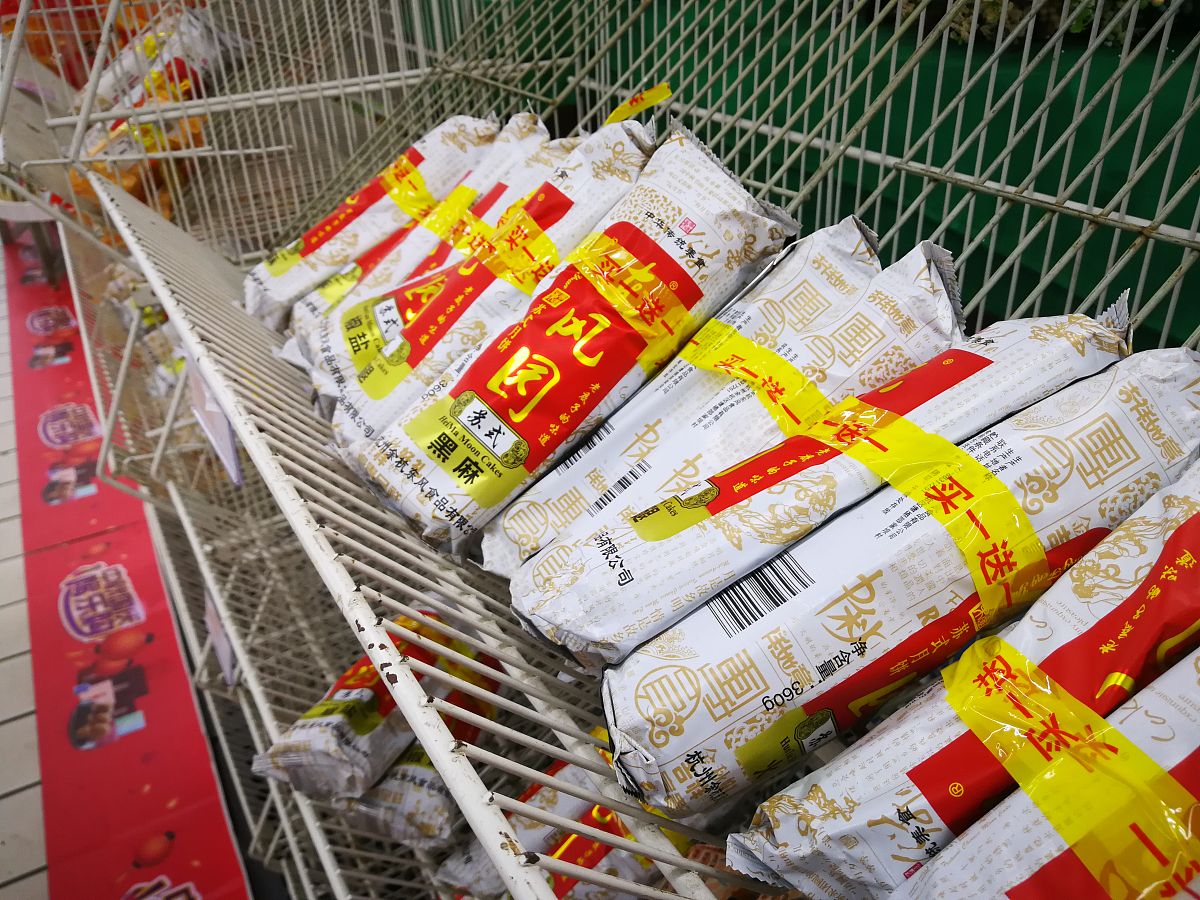 2018年9月23日,中秋节前夜,杭州城西的华商超市内,众多月饼厂家已经进