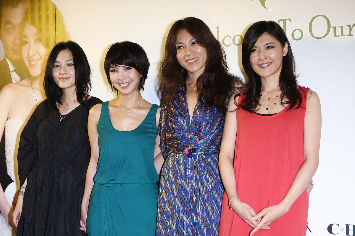 2012年8月11日,台北,37岁的路嘉怡与制作人汤宗霖大婚,在喜来登饭店补