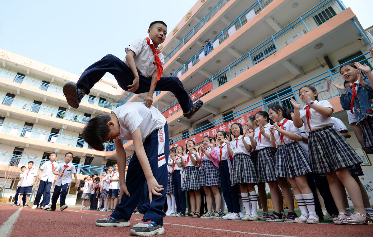 2019年5月31日,河北省邯郸市,滏河学校的同学们在玩""