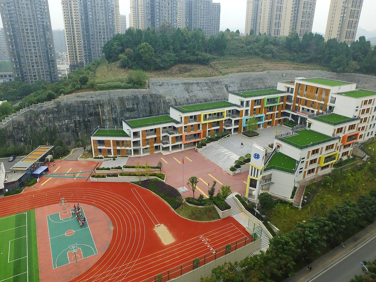 重庆轻轨学校学习生活环境：如何优化？