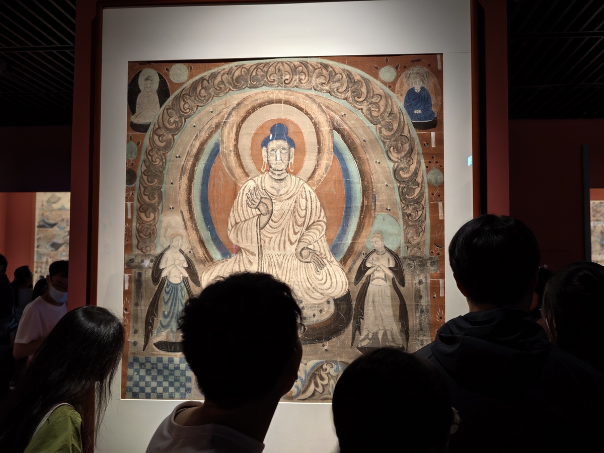 联系敦煌媒体：官网、微信公众号及社交媒体平台