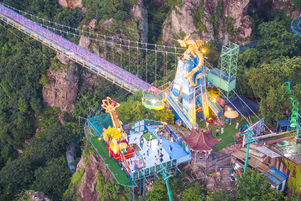 漫山花溪谷高空玻璃漂流体验