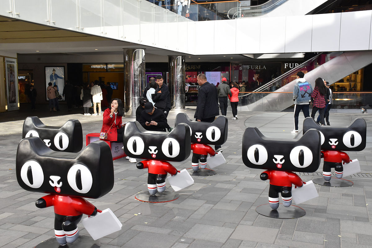 2018年10月28日,北京,"天猫"卡通雕塑亮相三里屯街头,呆萌有趣惹人爱.