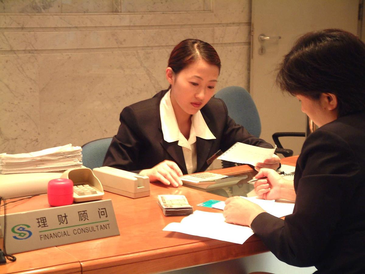 写一份关于银行业综合柜员对坚守主责主业依法合规经营塑造可持续发展的基石主题的1000字演讲稿