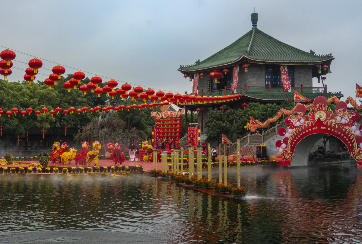 以宋代张择端的名画《清明上河图》为蓝本建造的大开封风景图片高清