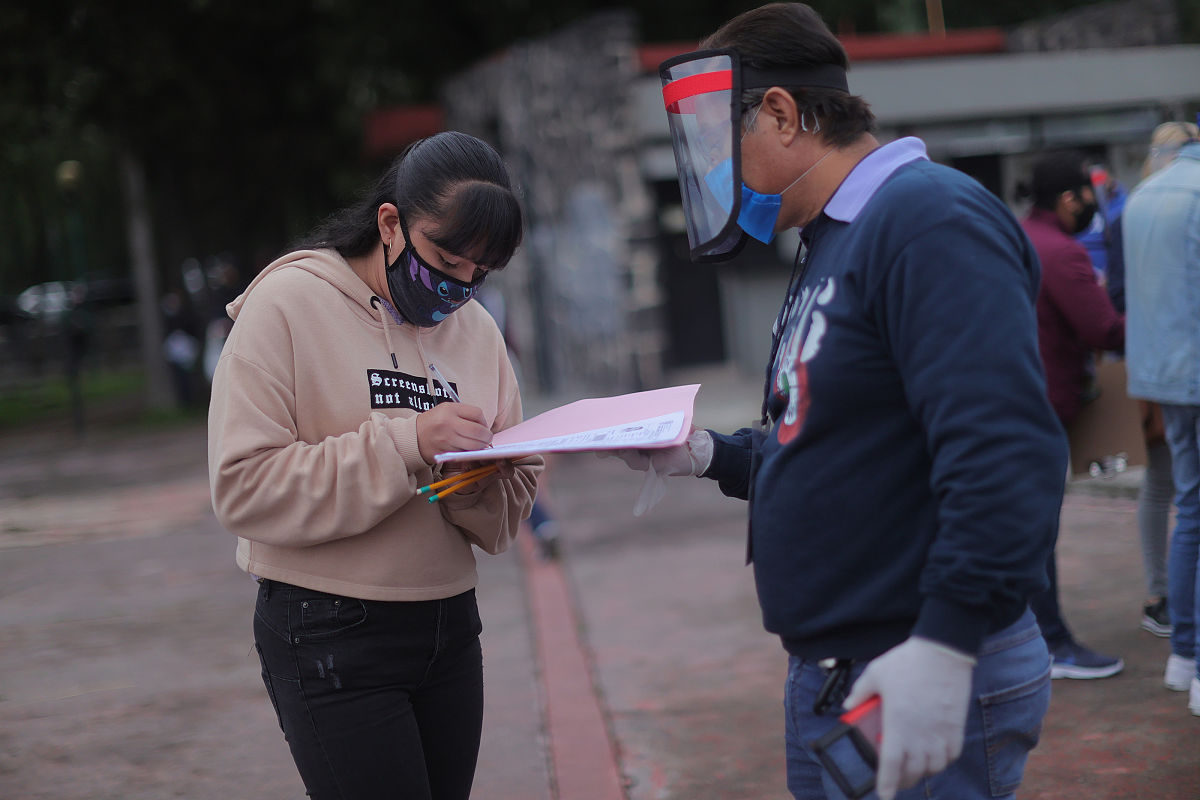 当地时间2020年8月19日,墨西哥首都墨西哥城,考生测温后进入奥林匹克