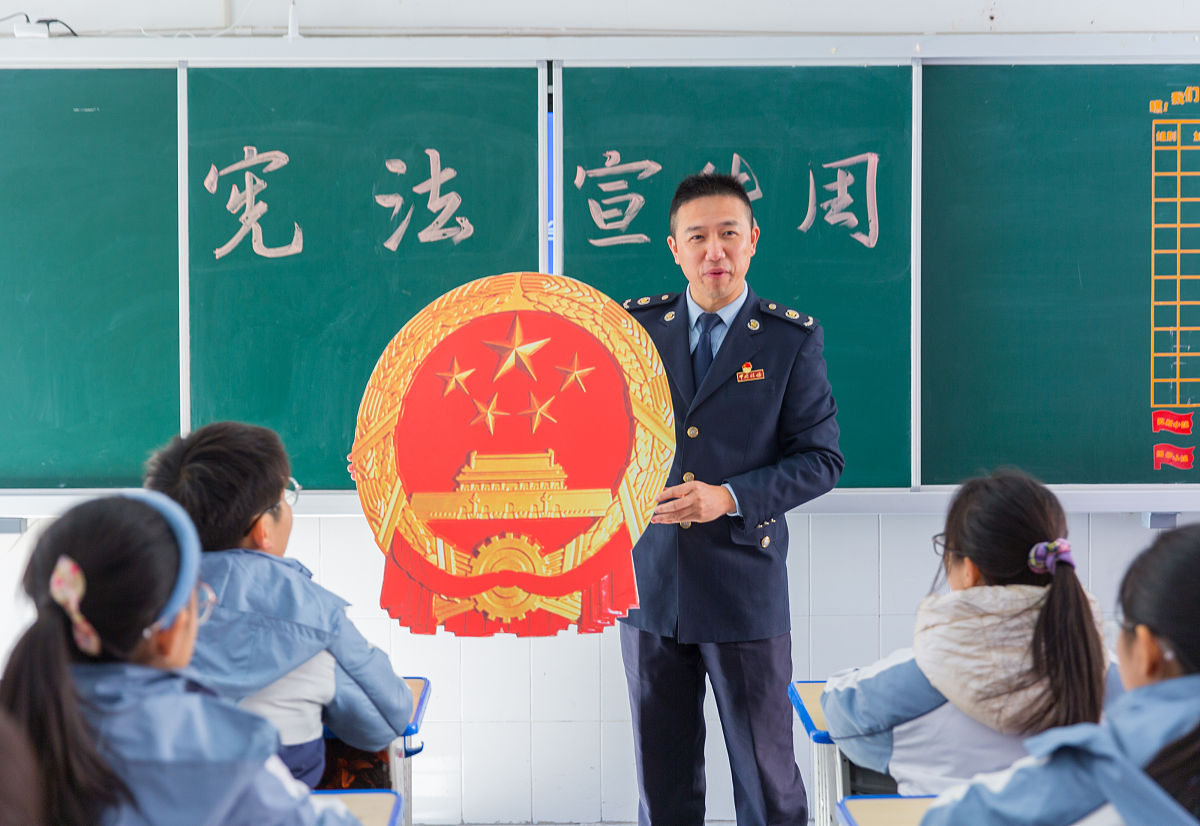 小学生宪法知识比赛：我校举行精彩角逐，提升法治意识