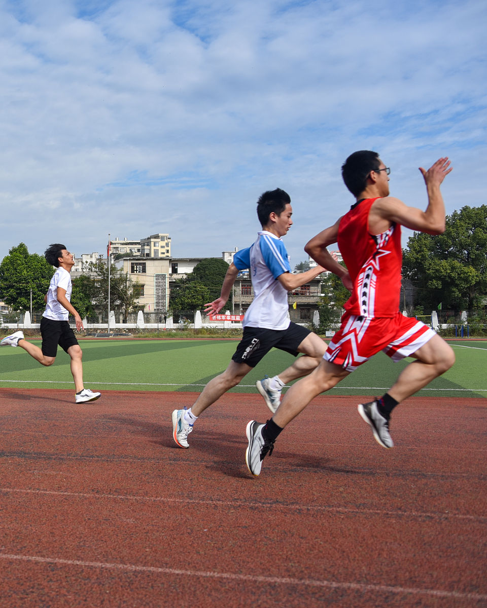 小明参加跑步比赛他超过了第二名但是没超过第一名小明是第几名？是否存在小明是并列第一名的可能