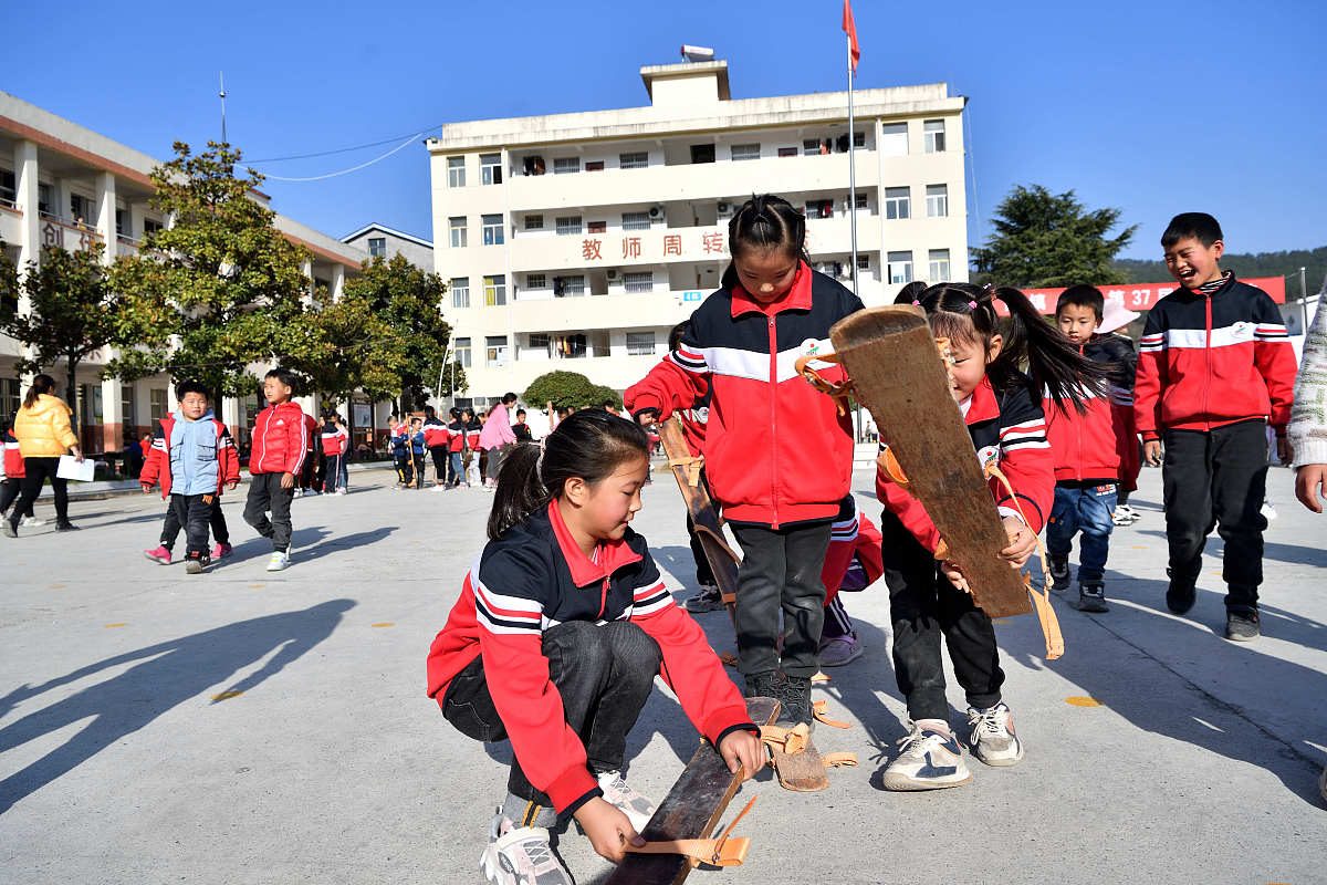 2021年12月1日,在湖北省襄阳市保康县马良镇小学,学生们参加"搭桥过河