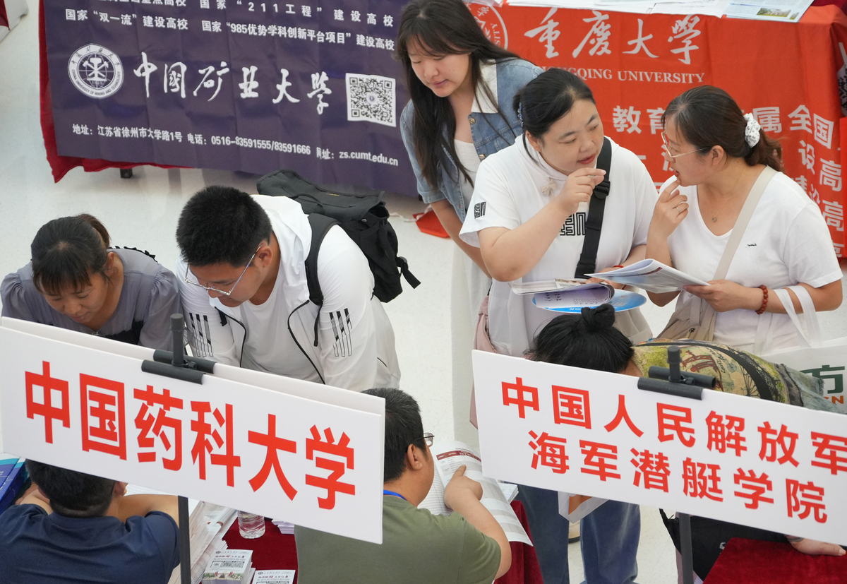 我是蚌埠医学院的护理本科生,跨考的复旦大学的公共卫生与预防医学专业。本科获过校级二等奖学金、三等奖学金,获得过校级优秀团员、优秀志愿者、优秀班干部,参与过一个国家级大创《以信息需求为导向的COPD稳定期患者的自我管理计划的制定》献血超过1000ml,通过六级,大一去过养老院,大二去给留守同学上课,疫情期间捐血并在社区当志愿者,大四在杭州师范大学附属医院实习,根据以上信息判断,考研复试被问及“ 你的科研优势”,你该如何回答(要强调你对流行病学的热爱以及你的独特性) 我是蚌埠医学院的护理本科生,跨考的复旦大学的公共卫生与预防医学专业。本科获过校级二等奖学金、三等奖学金,获得过校级优秀团员、优秀志愿者、优秀班干部,参与过一个国家级大创《以信息需求为导向的COPD稳定期患者的自我管理计划的制定》献血超过1000ml,通过六级,大一去过养老院,大二去给留守同学上课,疫情期间捐血并在社区当志愿者,大四在杭州师范大学附属医院实习,根据以上信息判断,考研复试被问及“ 你的科研优势”,你该如何回答(要强调你对流行病学的热爱以及你的独特性)