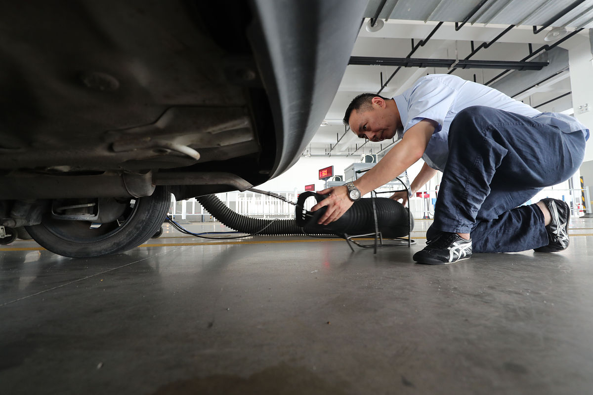 有一个测试工程师需要写一篇转正报告其中包括自己的优点和不足、对企业的建议、部门的建议、自己的规划、工作心得请帮他写一下