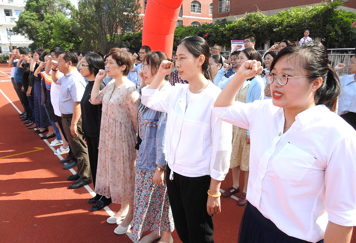 教师廉洁从教自我检查内容：从职业道德到师生关系