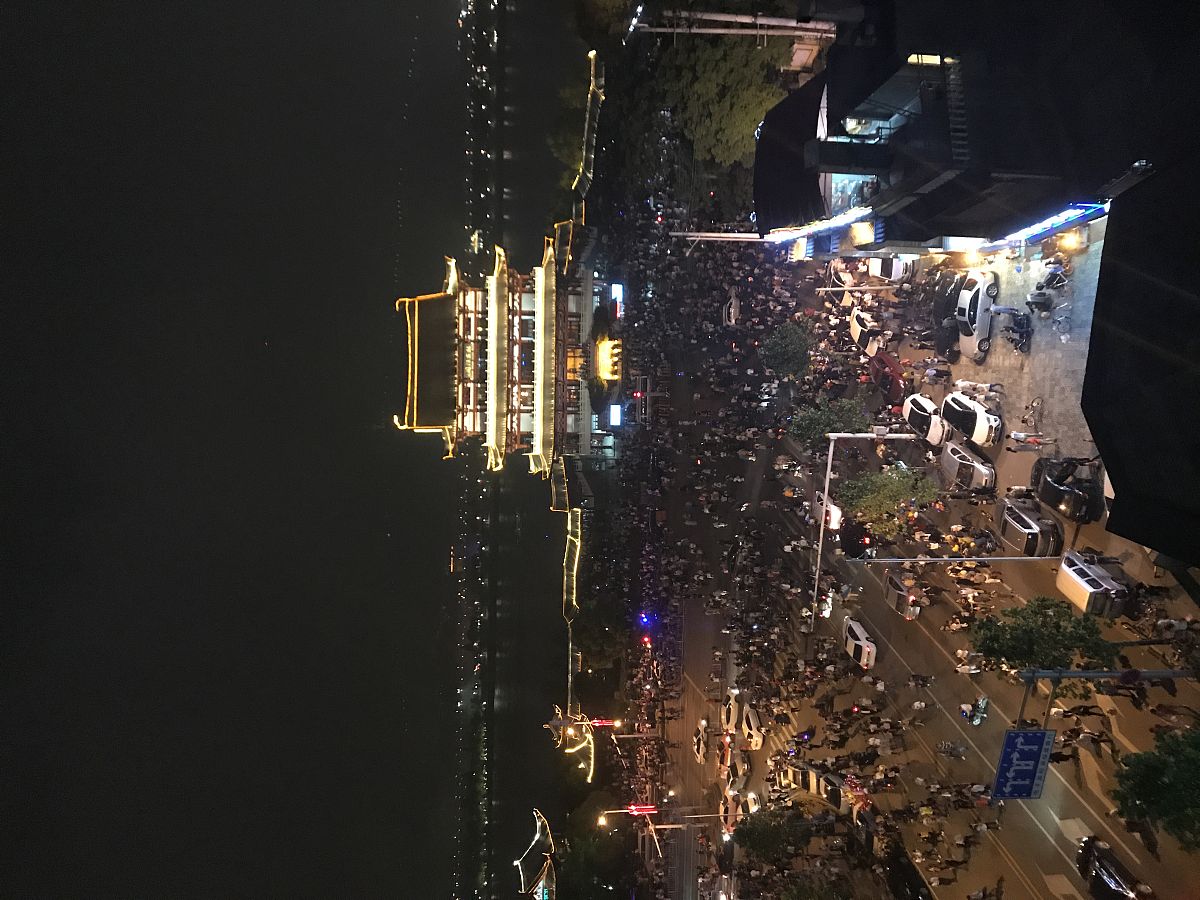 同学们相聚长沙欢度五一祝福他们幸福健康。怎么说通顺一点