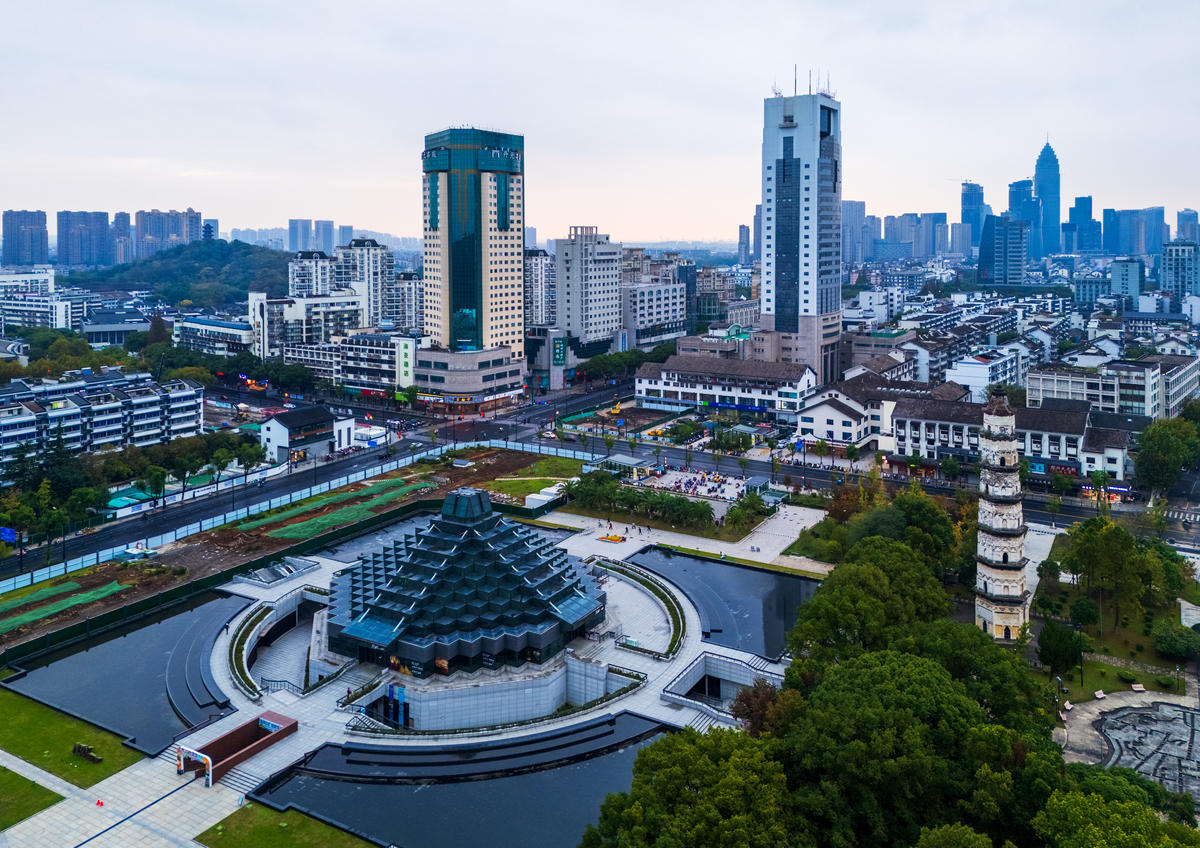 1. 刚柔并济的城市气质 它是"钢城",却有着江南水乡的温润.