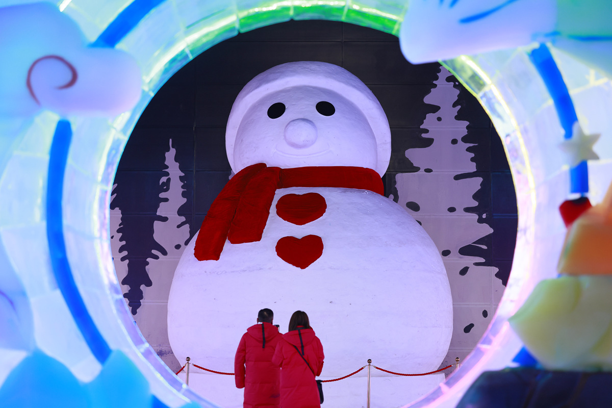 降低这段话的重复率并加以润色：冰墩墩是文化的载体更要成为生活的日常要有丰富的寓意更要有与大众情感的互动。