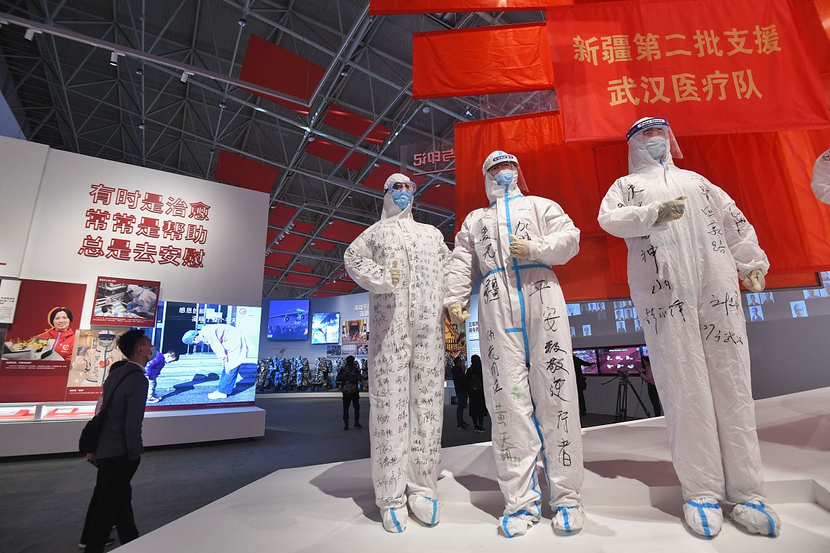 八百字的文章关于三年伟大抗疫斗争 为什么说疫情是全人类共同的灾难防控疫情是全人类共同面临的难题？ 中国三年抗疫取得哪些伟大成就？对人类作出哪些巨大贡献？ 如何全面理解中国疫情防控策略的重大调整？ 如何理性对待关于疫情防控的不同声音？