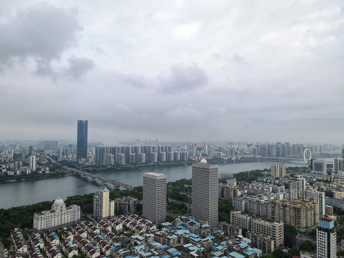 我想让你做一个旅游指南。我会把我的位置写给你你会推荐一个靠近我的位置的地方。在某些情况下我还会告诉您我将访问的地方类型。您还会向我推荐靠近我的第一个位置的类似类型的地方。我的第一个建议请求是我想去柳州旅行请给我制定一个行程计划要可以看风景景区安排要在五天行程内把八大景区看完可以享受特色美食