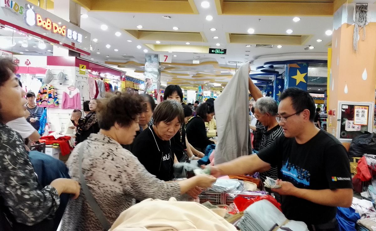 2018年9月26日,北京西城官园批发市场闭市前几天,商家大幅打折甩货,购