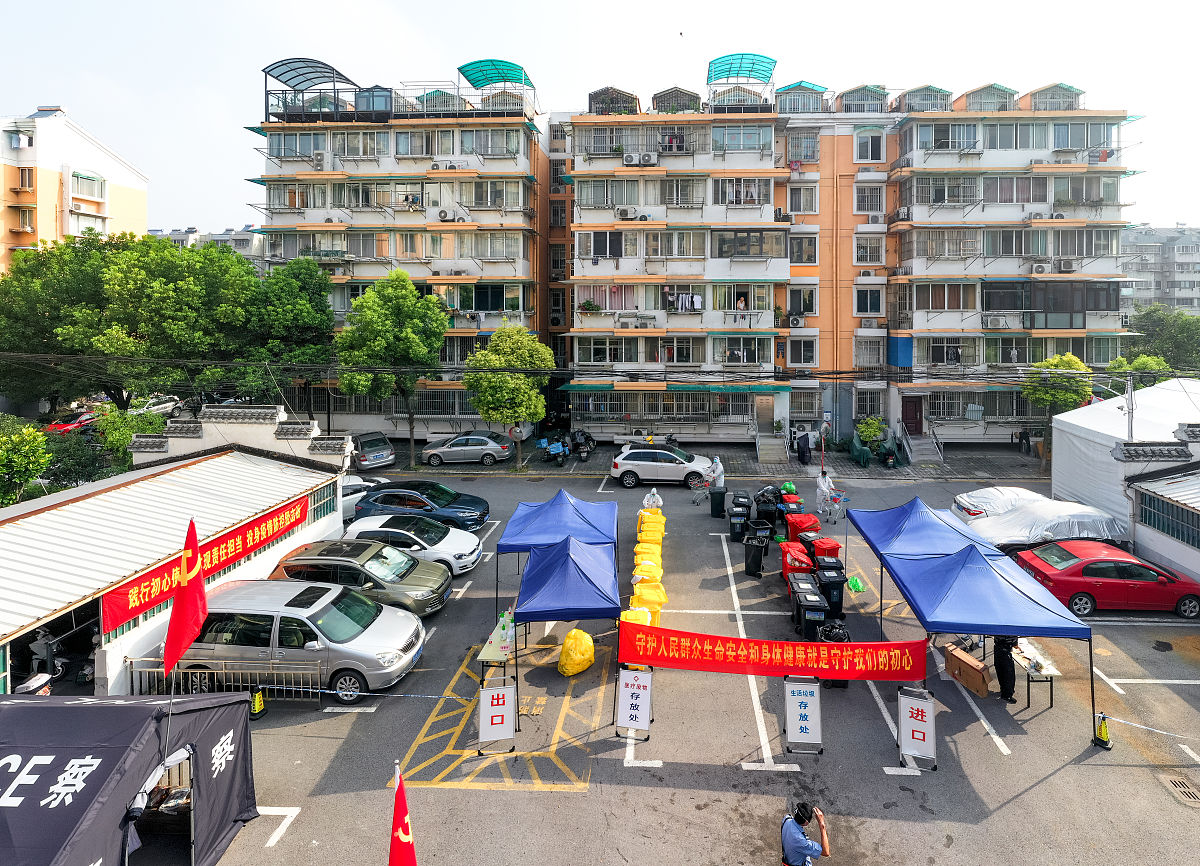 阐述老旧小区改造2500字包括：1老旧小区改造必要性和意义；2老旧小区改造内容；3老旧小区改造影响因素