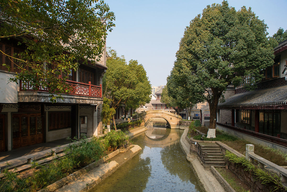 2021年1月19日,成都,龙潭水乡仿古沿河街景.(如需下载使用,请务必署名