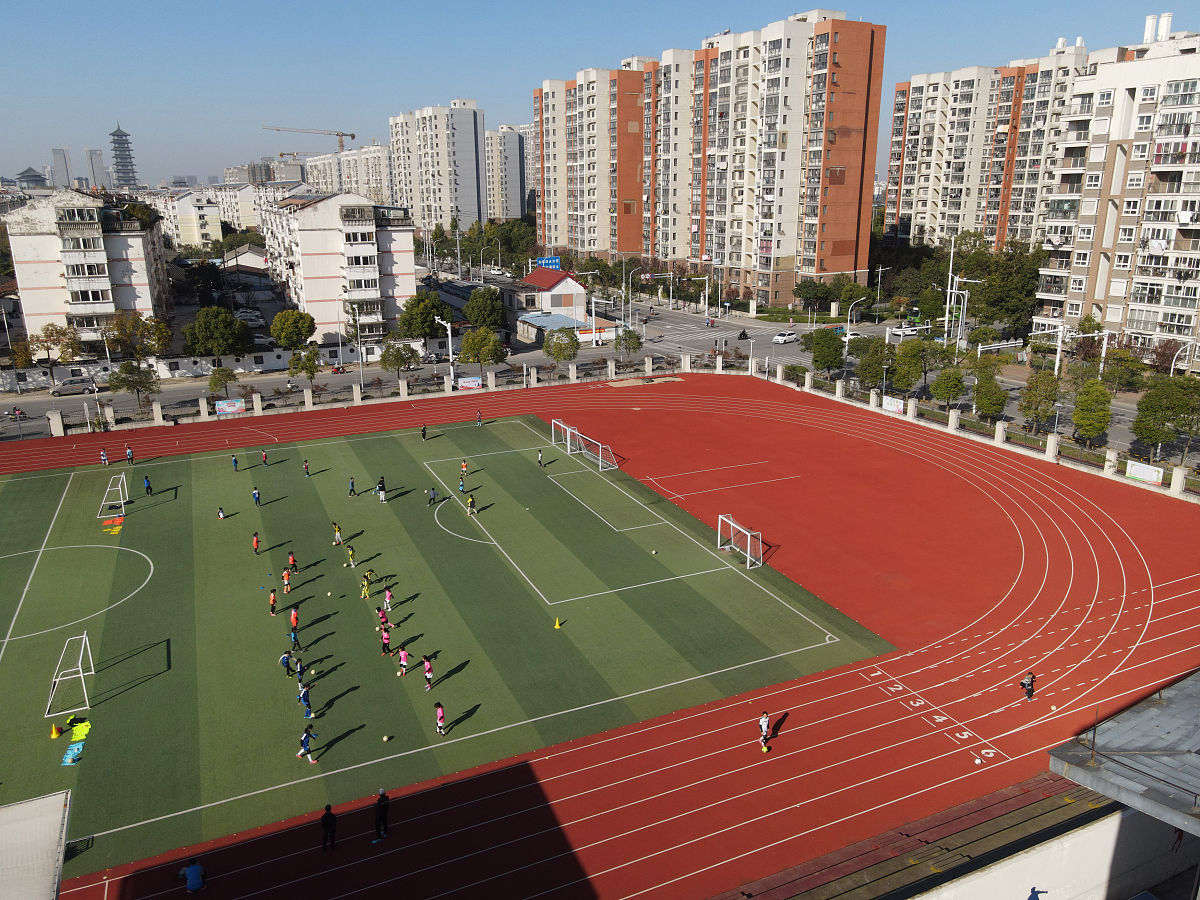 2021年11月9日,在江苏省扬州市文峰小学,小学生们在进行足球训练.