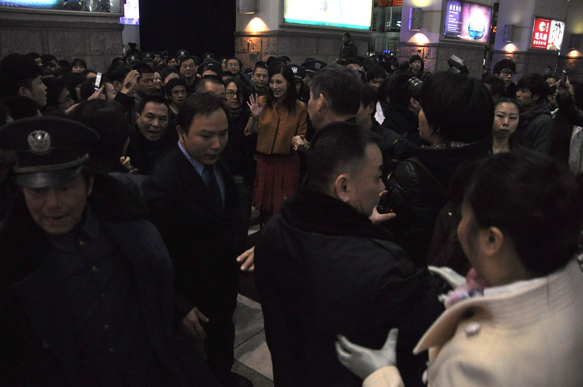 2012年3月10日,上海,李嘉欣现身某商场引起混乱.  李嘉欣+++_+++国内