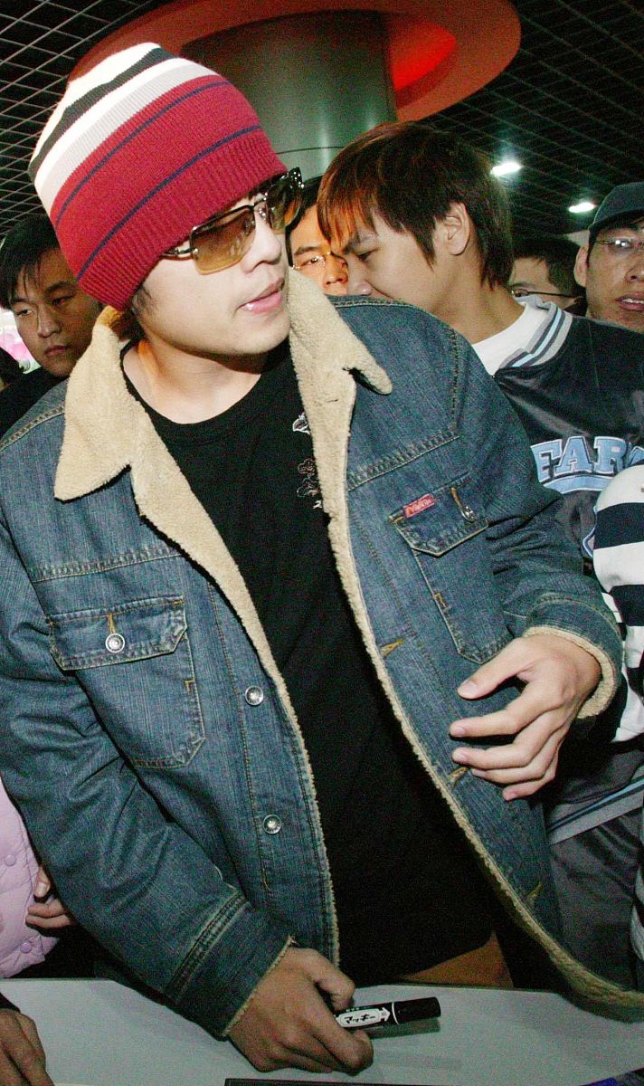 2003年11月21日,周杰伦在南京引起轰动.+++_+++周杰伦