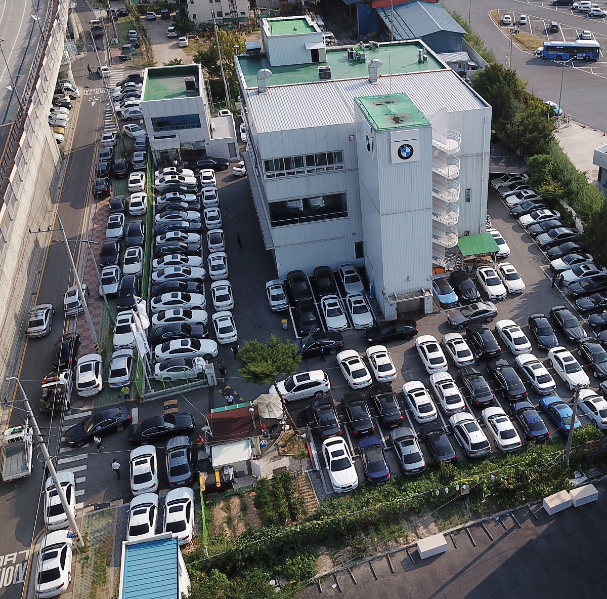 当地时间2018年8月14日,韩国大田市一宝马服务中心等待接受安全检测的