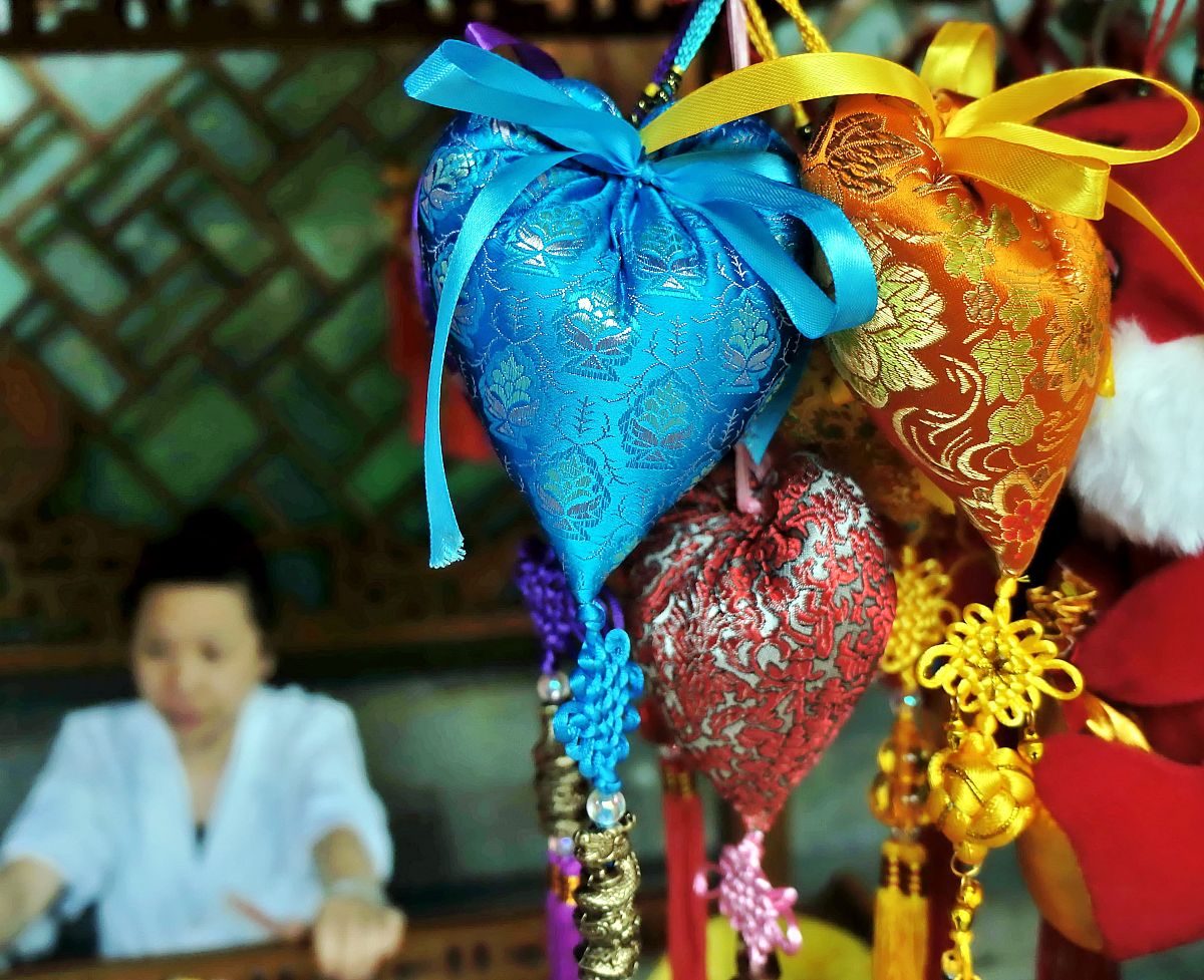 哈哈公司端午节活动：包香囊、编织五彩手链，感受传统文化魅力