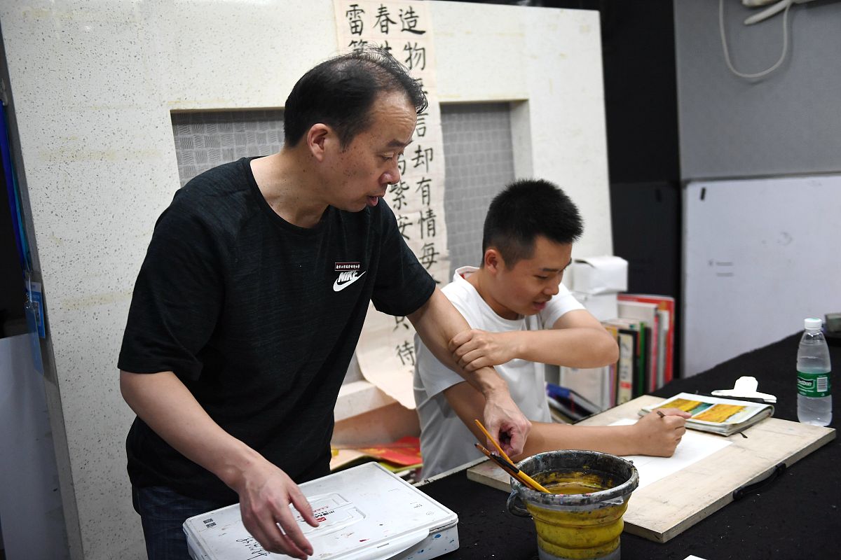 2020年9月4日,南京,画画累了的时候,张汉也喜欢拉拉刘老师的手臂,碰碰