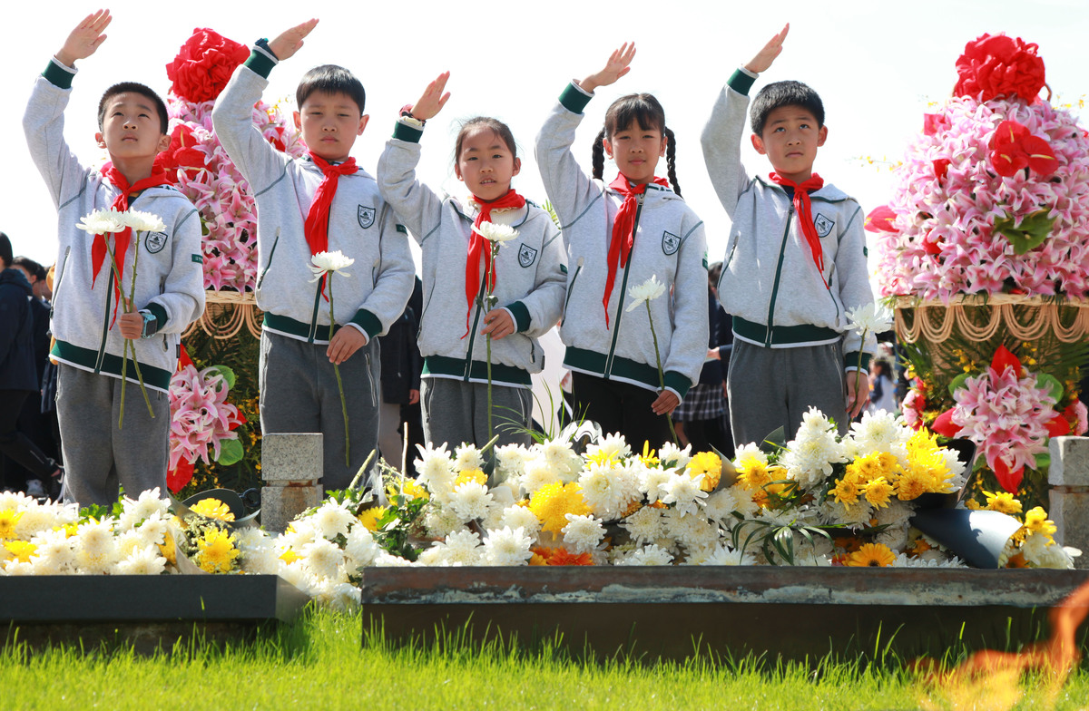 学校清明节扫墓新闻稿 关键字：乘坐校车出发献花篮默哀