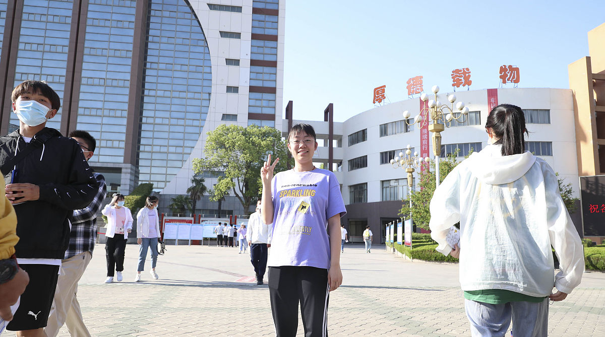 2021年6月6日,江苏淮安,高三学生在清浦中学考点看考场.