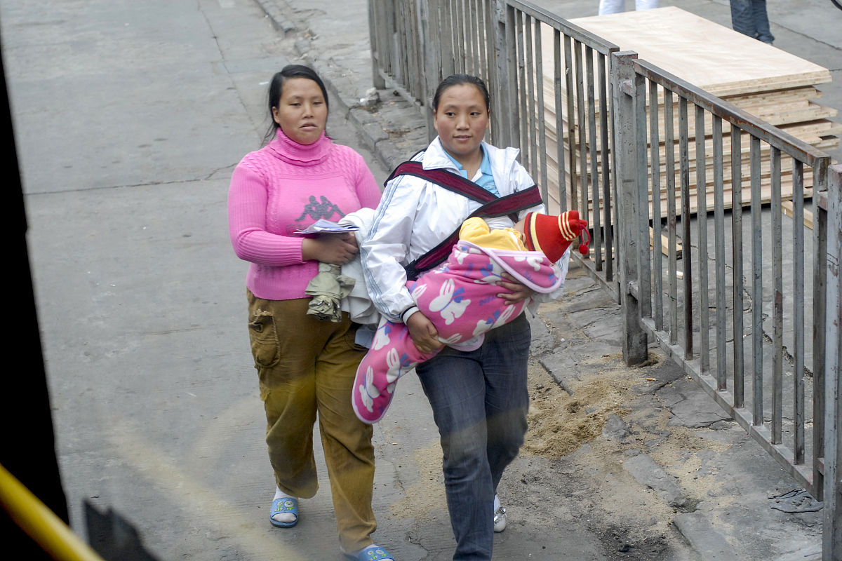 发现流浪女童，我决定收养她：一个充满爱心的故事