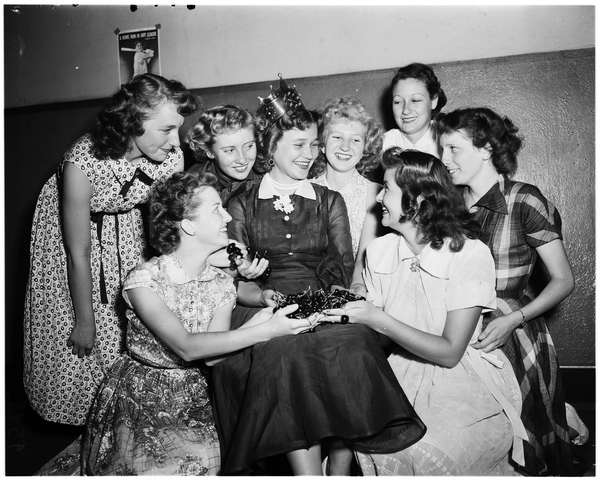 《毕业生》: 罗宾逊夫人在20世纪50-60年代美国社会中的迷失与压抑