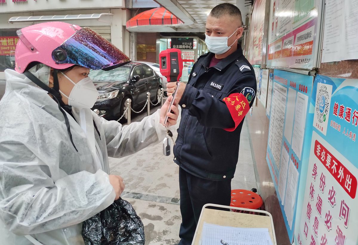以我心目中的英雄为题写一篇300字的作文写有关疫情的保安的英雄形象。