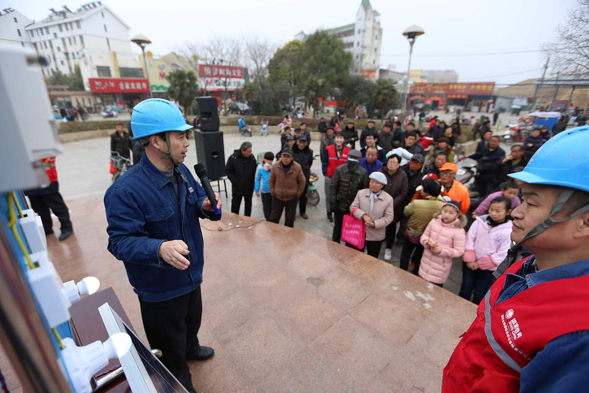 概括Hossein Dehghani Tafti的《Extended Functionalities of Photovoltaic Systems With Flexible Power Point Tracking Recent Advances》中的主要内容
