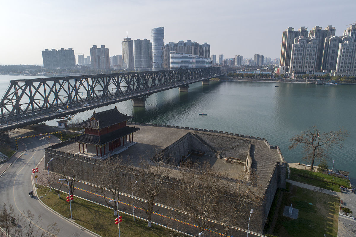 2021年3月3日,湖北省襄阳市,襄阳古城震华门城楼瓮城,城市风光.