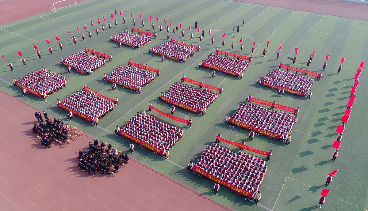 你充当一个写作文员我给你一段话你对这段话进行伪原创、润色改写降低与原文的相似度保持主要意思不变再进行一句话的简单扩写扩写加在原来的内容后面也就是放在同一个pp里面不要放在一个单独的pp里面并且保持html标签不变给你的内容如下： p科学城一中秉承为院事业服务、办人民满意教育的宗旨坚持创造适合学生发展的教育。质量转型稳步推进分层教学不断深化。2016年科学城一中高考本科上线实