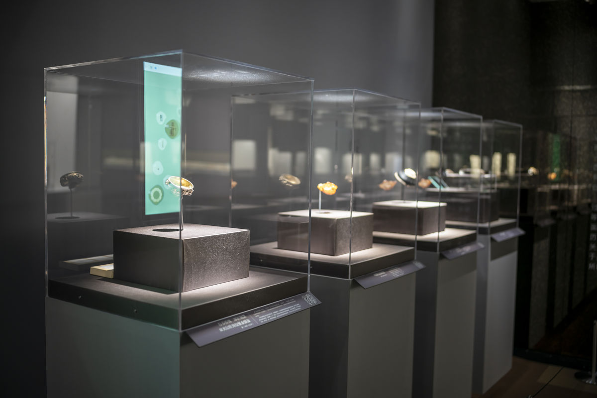 在本部分我详细介绍了系统的设计计划有系统架构的设计以及数据库设计。把这段话换一种说法表达出来