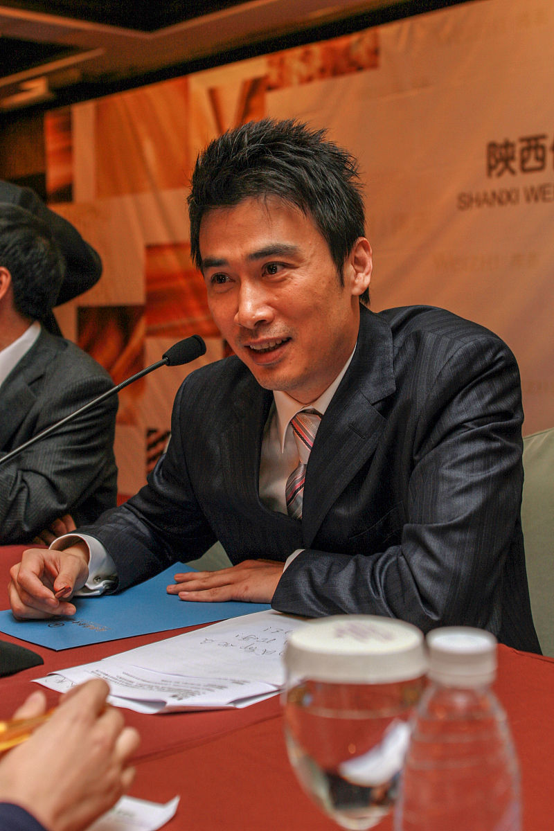 2008年4月22日,四川成都,影视演员柳云龙受邀成为国内知名男装品牌伟